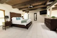 Tucson's Hot Springs at The Oasis. Tucson's only private hot springs and oasis. Hotel di Tanque Verde