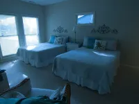 Marsh-view Cottage in the Woods: surrounded by majestic oaks, birdsong & marsh! Hotels near Lowcountry Museum