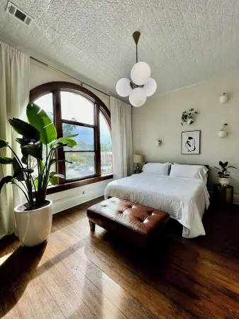 Skyline Loft & Balcony Отели рядом с достопримечательностью «Christ Temple Church of Lansing»