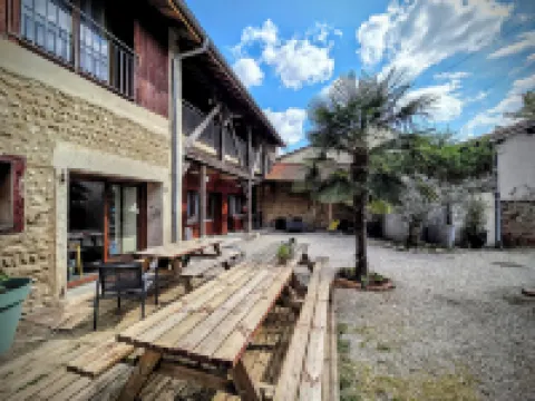 Le Clos des Roses - Chambre d'hôtes Hôtels à : Pérouges