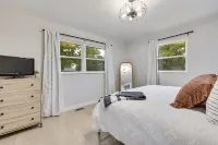 Charming 4BR near Convention Ctr., Main St, & LU -just 11 minutes to STL Airport Hotels in Frontier Township