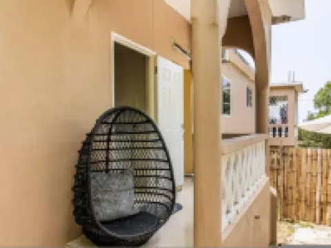 Adorable 1BR Cottage Walk to the Beach Priory Hoteles en Priory