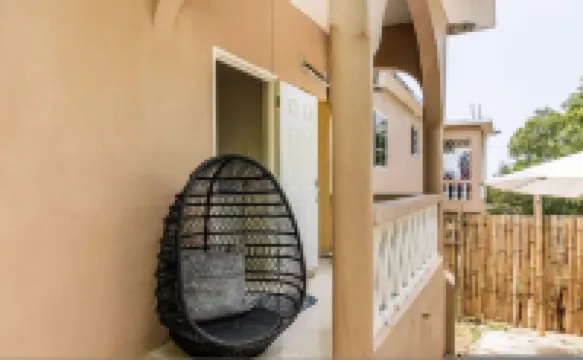 Adorable 1BR Cottage Walk to the Beach Priory