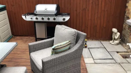 3 Bed Recently refurbed, quiet & private location,5 mins from sandbanks Beaches