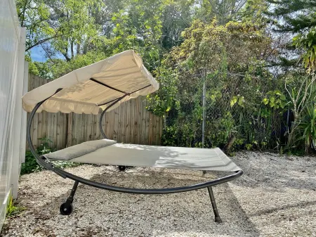 NEWLY RENOVATED SOPHISTICATED INDUSTRIAL TOWN HOME Отели в г. Уэст-энд-Ист-Лилман