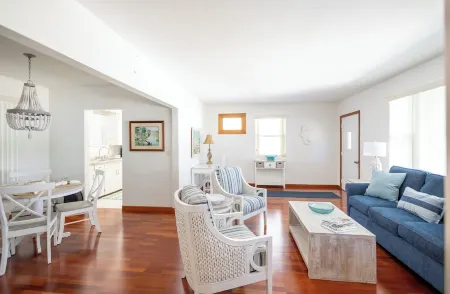 The Hibiscus Haven~ centrally located near hospital/ downtown Stuart