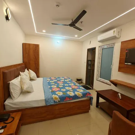 Hotel Budget Inn Отели рядом с достопримечательностью «Торговый центр Fun Republic (Лакхнау)»