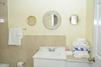 Yellow Gardenview Hotels in Rolleville