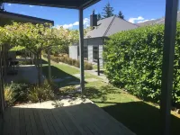 Cozy 3 Bedroom Cottage with Pool Hotels in Cardrona