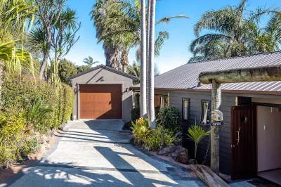 Palms on Kennedy Point - Stay Waiheke