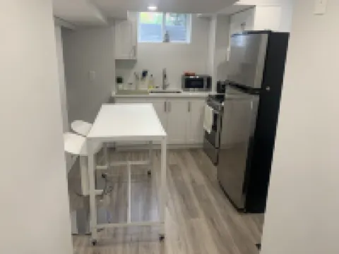 Luxury NEW in-law Suite with separate entrance (Sleeps 3)