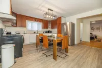 Spacious & Quiet 3 BDR Apt /15 mins to DT &Parking