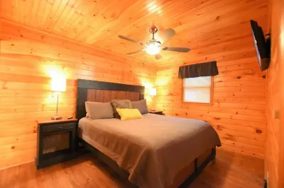 Whispering Creek on Brown Bear - Creekside Cabin Các khách sạn gần Anna Ruby Falls