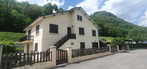 Quiet house at the foot of the Pyrenees Hotels in Sarrancolin