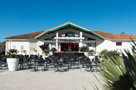 SPACIOUS MOBILE HOME 1/8 PERS LES CHARMETTES