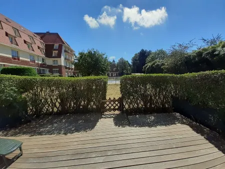 Ground floor apartment with terrace & heated pool