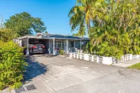 North Miami Beach family villa with HEATED pool & grill. Minutes to beach! Hotels near Greynolds Park