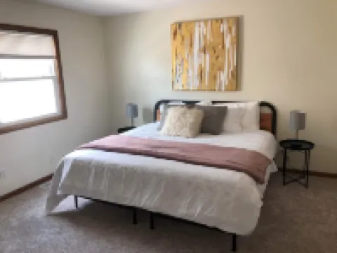 Cozy 2-Bedroom Apartment - Close To It All!