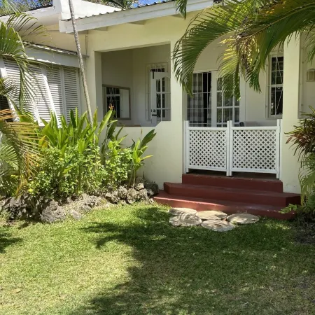 Ground Floor Apt with garden only 3 mins walk to Beach and Beach Club