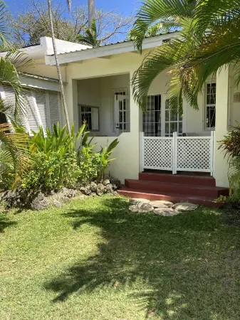 Ground Floor Apt with garden only 3 mins walk to Beach and Beach Club Отели в г. Холтаун