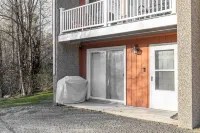 Gorgeous & Cozy Mountain View with Wood Stove! Ski / Hiking / Wi-Fi / Pool