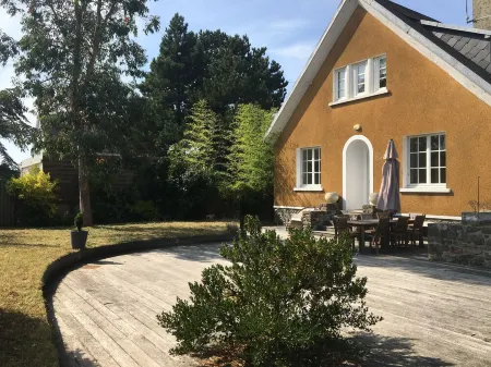 Fully equipped seaside villa (bikes, books, games etc.. and cottage