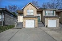 Cozy 3 beds in Olathe, sleeps 8 people. Family friendly with King bed Hotels near Olathe Station