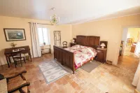 Well-Equipped House with Character and Garden Near the City Center Hotels in Pezenas