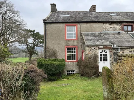 Traditional Family Friendly Farmhouse cottage - sleeps 8