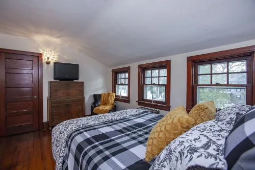 Inn-at-the-Brownstone,  only 3.3 miles to Hershey Park