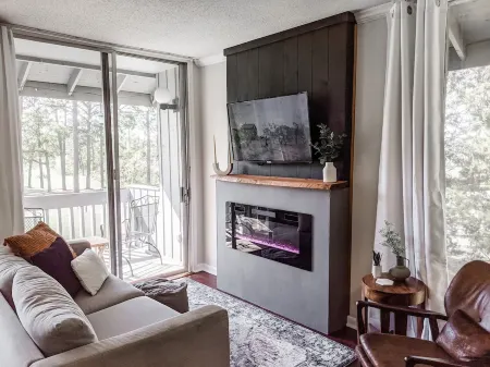 Warm and Cozy Condo with Peaceful Golf Course Views Отели в г. Болдуин