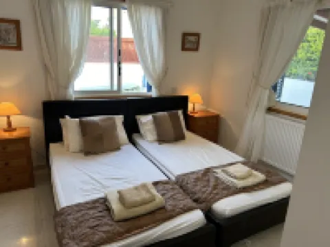 Amazing 3 bedroom Bungalow in the heart of Coral Bay close to centre and beach