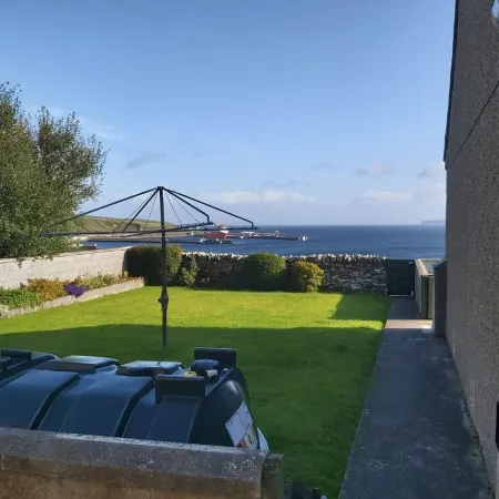Bungalow with sea-view, near small town of Thurso. Отели в г. Турсо