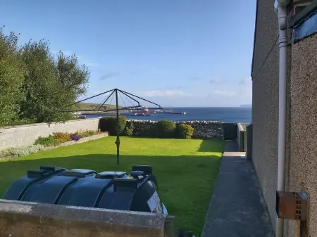 Bungalow with sea-view, near small town of Thurso. Отели рядом с достопримечательностью «РСПБ Даннет Хед»