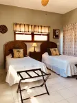 Holly's Beach Folly - Amazing Waterfront Villa, Sandy Beachfront, Pool, East End Hotels in 