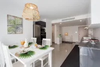 3 bedroom apartment on the seafront Отели в г. 