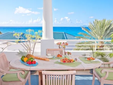 Postcard Perfect Getaway! Roof top pool and amenities