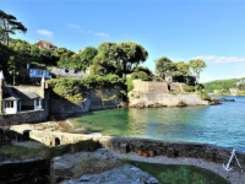 Seaweed Cottage in Fowey overlooking the beach with a garden and a parking space 福伊酒店