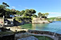 Seaweed Cottage in Fowey overlooking the beach with a garden and a parking space