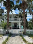 Gorgeous home in Vilano.  Situated btwn Beach  & Public boat launch with pool