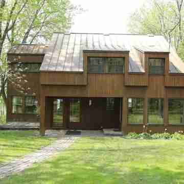 Lakefront Chalet in Montreal Hotel Exterior