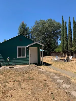 * New! Well Appointed 2 Queen Beds Cottage + Yard