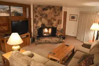 Cozy & Spacious 2 bedroom condo with Business Wifi