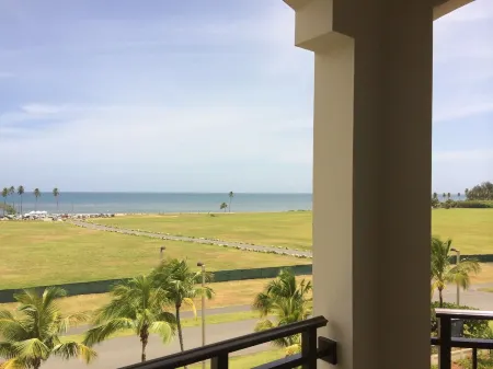 Views! Views! Penthouse with Membership Golfing, Beach, Pool and 2 Carts