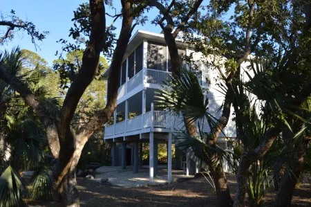 Book your getaway now! Relax on the screened porch looking out over the Bay!