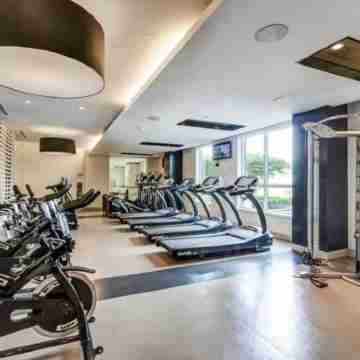 Luxury 2-bed in Bloor West Village - Parking, Pool & steps to subway Fitness & Recreational Facilities