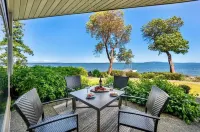 Waterfront Wonder! Beautiful oceanfront 1 bedroom condo with amazing views!