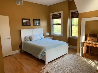 Beautiful 3-bedroom condo just steps from the track and downtown!  호텔