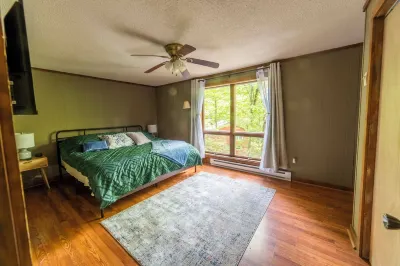Mac's Place - Cozy Cabin Get Away in the Appalachian Mountains, pets welcome. Grandfather Country Store附近的飯店