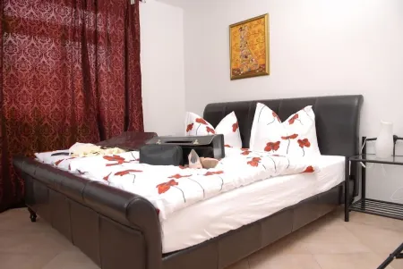 apartment for 2 persons in a villa near the Elb coast , easeful and sunny Отели рядом с достопримечательностью «Музей ГДР»